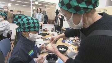 老舗おにぎり専門店が秘伝の握り方伝授　ファミリーマートの親子おむすび教室