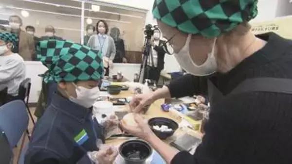 老舗おにぎり専門店が秘伝の握り方伝授　ファミリーマートの親子おむすび教室