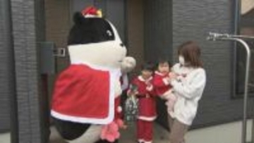 サンタさんに代わって「牧場のあーさー♪」がお宅訪問　子どもたちにクリスマスプレゼント　福島・鏡石町