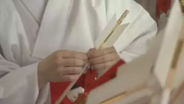 初詣に備え破魔矢作り　恒例の「大鏡餅」奉納は取りやめ　福島・郡山市