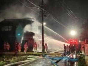 1階台所が火元か　住宅火事で80代女性 軽いやけど　実況見分で判明　引き続き警察と消防が原因を調査　富山・上市町