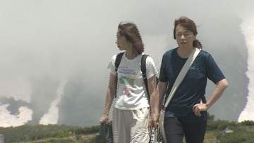 平地との気温差10℃以上！標高2450メートルの立山室堂は19.8℃で快適　絶好の観光日和、多くの観光客で賑わう