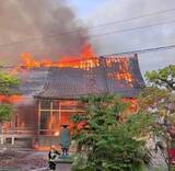 「【建物火災】富山市豊城町「2階建て建物の1階台所から煙」消防車20台が消火活動中」の画像1