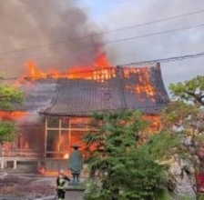 【建物火災】富山市豊城町「2階建て建物の1階台所から煙」消防車20台が消火活動中