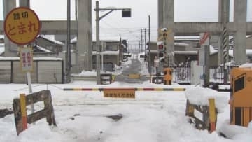 積雪30センチでスタックか　あいの風とやま鉄道踏切で乗用車が貨物列車と衝突　通勤客ら6700人に影響　富山