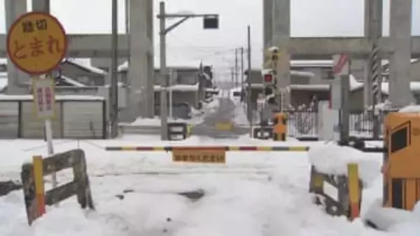 積雪30センチでスタックか　あいの風とやま鉄道踏切で乗用車が貨物列車と衝突　通勤客ら6700人に影響　富山