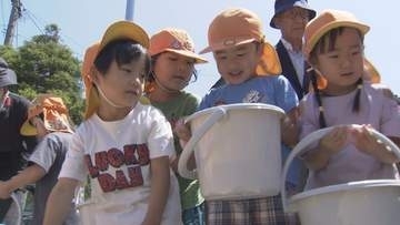 園児たちがニホンウナギの稚魚放流　黒部の豊かな湧き水で「特産化」目指す　富山・黒部市