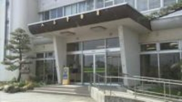 「代金支払いを求められ…」80代男性を鍬で追いかけ押し倒したか…傷害の疑いで65歳の男を逮捕　富山・入善町