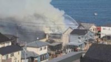 海岸付近の住宅で火災　消防車15台が出動　現在も消火活動中　富山・氷見市