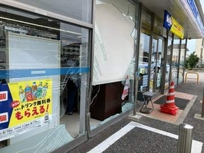 コンビニに乗用車が突っ込みガラス大破… 　富山県魚津市