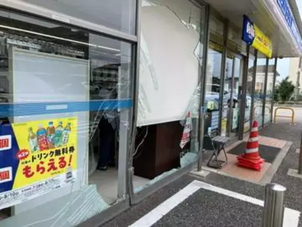 コンビニに乗用車が突っ込みガラス大破… 　富山県魚津市