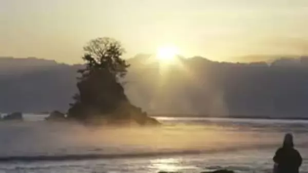 冬の富山湾と立山連峰をバックに「気嵐」雨晴海岸の風物詩　氷点下の朝　霧が広がる幻想の世界