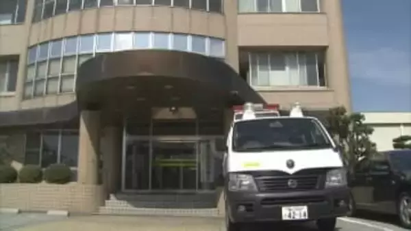 「人が倒れている。救急車を呼んでほしい」非常階段で20〜30代男性を発見　黒スウェットパーカー、白スニーカー着用、警察が身元の特定を進める　富山・魚津市