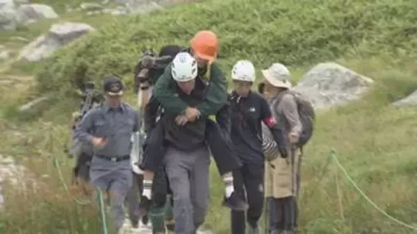 【訓練】北アルプス立山・弥陀ヶ原の「噴火警戒レベル2」を想定…標高2450mの室堂で警察・消防・自衛隊など10機関30人が緊急救助訓練　富山