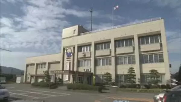 緩い右カーブで “道路右側” の電柱に衝突　普通乗用車運転の82歳男性が重傷　富山県南砺市の市道