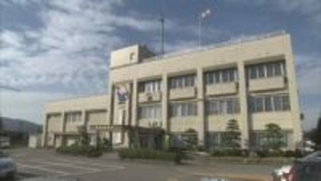 緩い右カーブで “道路右側” の電柱に衝突　普通乗用車運転の82歳男性が重傷　富山県南砺市の市道