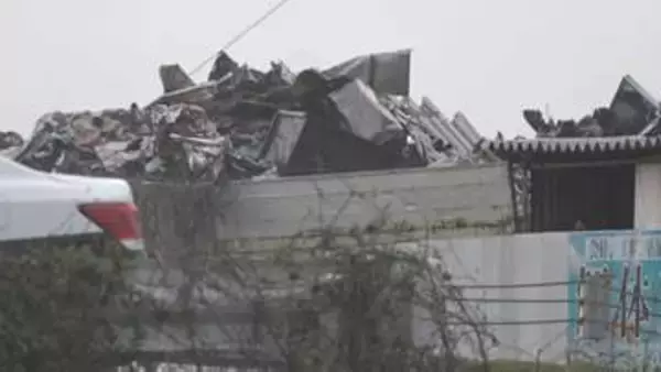 「リチウムイオンバッテリーの発火か　電動工具やバッテリーなど計300㎏入った袋、約3平方メートル焼失　リサイクル会社の資材置き場で火事　富山」の画像