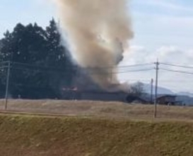 【火事】「2階西側から火が出ている」山あい（富山市寺家）で住宅火事　消防車13台が消火活動中 けが人の報告なし