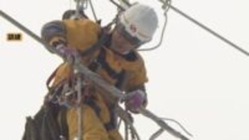 送電線が損傷したら？地上20メートルで命懸けの空中作業　電気を守る「ラインマン」が事故想定訓練　富山