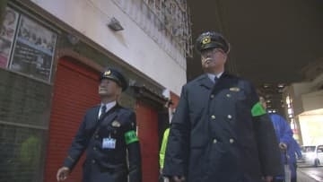 「安全・安心な場所に」　県内最大の歓楽街・桜木町で合同パトロール　年末に向けトラブル防止へ…啓発用ステッカーなど配布　富山