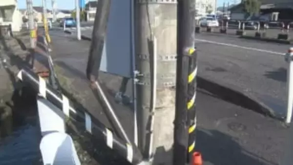 声をかけていた男性はどこへ…信号機に衝突、大破した軽乗用車、近くに倒れていた33歳女性会社員　ひき逃げの可能性も　富山・高岡市