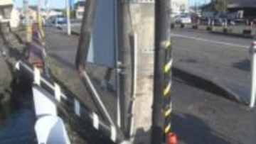 声をかけていた男性はどこへ…信号機に衝突、大破した軽乗用車、近くに倒れていた33歳女性会社員　ひき逃げの可能性も　富山・高岡市