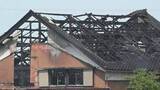 「「瓦1枚1枚の間に火が…」木造2階建て住宅が焼ける火事　当時室内に7人も、全員逃げて無事　富山・砺波市」の画像1