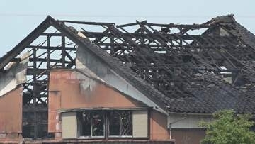 「瓦1枚1枚の間に火が…」木造2階建て住宅が焼ける火事　当時室内に7人も、全員逃げて無事　富山・砺波市