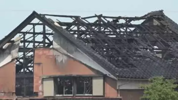 「瓦1枚1枚の間に火が…」木造2階建て住宅が焼ける火事　当時室内に7人も、全員逃げて無事　富山・砺波市