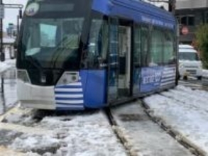 【路面電車 脱線】万葉線アイトラム　回送中に広小路電停近くで脱線　けが人なし　（高岡駅ー米島口間で運休）【万葉線 24日正午現在】　富山・高岡市