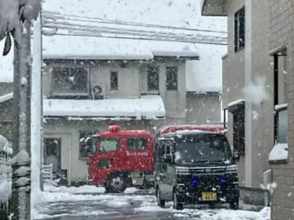 「煙がひどくて降りられない」富山市で火事　約1時間後に消し止められる　家にいた3人にけがなし