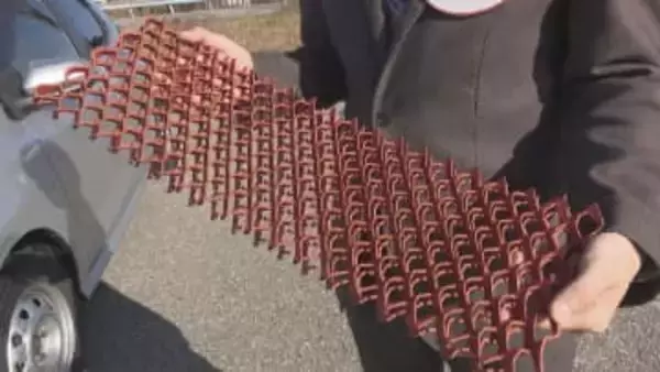 「駆動するタイヤの前に敷いて」雪道の高速道路で立ち往生したら…高速道路ドライブアドバイザーに聞く脱出方法と“命守る備え”