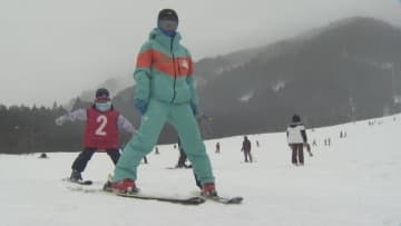 「雨に負けてちゃ滑れない」祝日のスキー場にぎわい　雪不足で2週間遅れのオープンも、まとまった雪で山頂は270cmに　富山