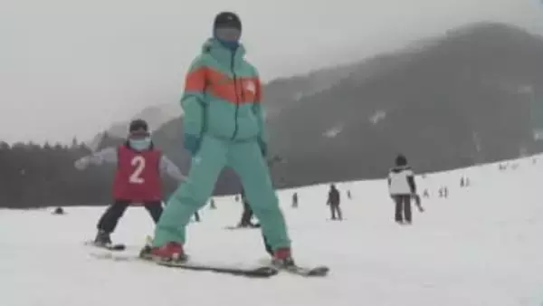 「雨に負けてちゃ滑れない」祝日のスキー場にぎわい　雪不足で2週間遅れのオープンも、まとまった雪で山頂は270cmに　富山