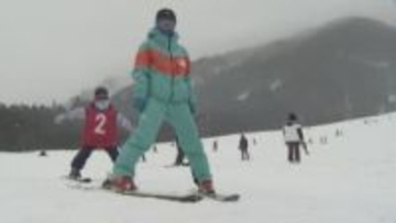 「雨に負けてちゃ滑れない」祝日のスキー場にぎわい　雪不足で2週間遅れのオープンも、まとまった雪で山頂は270cmに　富山