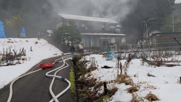氷見市岩瀬で住宅火災　「2階の窓から火煙が見える」住民が通報　消火活動続く