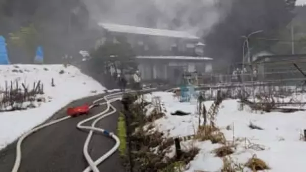 氷見市岩瀬で住宅火災　「2階の窓から火煙が見える」住民が通報　消火活動続く