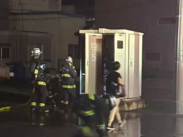 「炎が出ている」　住宅街のアルミ加工会社で火事　変電設備が火元か　けが人なし　富山・高岡市