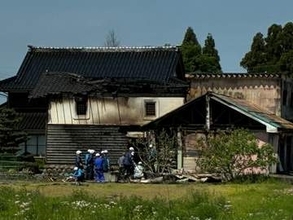「納屋が燃えている」納屋と車庫を焼く火事　家人の70代女性が軽傷　12日午前から実況見分で出火原因調べる　富山・砺波市
