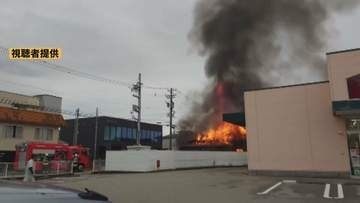 住宅火災の火元は南東側の居室か　住宅密集地で木造平屋建てが全焼　警察と消防が引き続き出火原因調べる　富山
