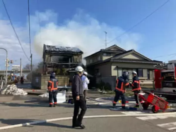 【速報】富山・射水市の一般住宅で火事　足の悪い高齢女性が救急搬送　新湊大橋に近い住宅街