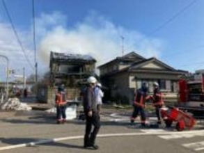 【速報】富山・射水市の一般住宅で火事　足の悪い高齢女性が救急搬送　新湊大橋に近い住宅街