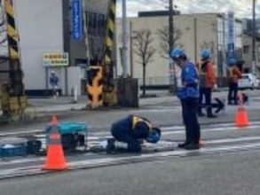 富山地方鉄道 市内電車　30分に1本の運行　南富山近くのカーブで線路異常