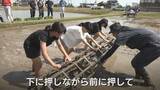 「伝統的な田植え体験　小学5年生が昔ながらの道具「ころがし」で泥だらけ　秋の収穫から販売までを学ぶ総合学習　富山」の画像1