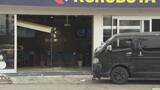 「事故の車が道路沿いに店舗に突っ込む　ワンボックスカーと乗用車が衝突　店舗に従業員1人もけがなし　富山」の画像1