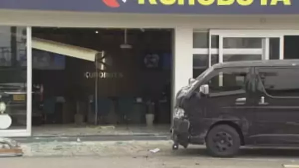 事故の車が道路沿いに店舗に突っ込む　ワンボックスカーと乗用車が衝突　店舗に従業員1人もけがなし　富山