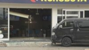 事故の車が道路沿いに店舗に突っ込む　ワンボックスカーと乗用車が衝突　店舗に従業員1人もけがなし　富山