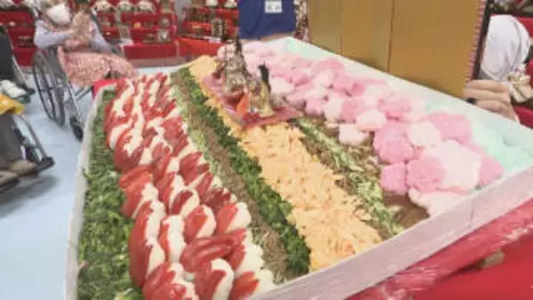ひなまつりで“巨大”ちらしずしに挑戦　ごはんのキャンバスに描かれた”春の四重奏”　富山市の老健施設