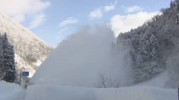 立山黒部アルペンルート「雪の大谷」積雪 5.5メートルで平年並み…ロータリー除雪車「六代目立山熊太郎」稼働スタート　富山