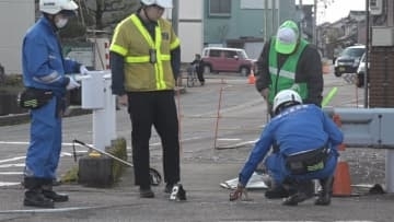 立ち去った男性は…発生時間に合わせ検問　未明の交差点で33歳女性死亡の事故　ひき逃げ事件の可能性も含め捜査　富山・高岡市